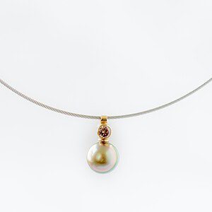 Collier met Tahiti parel en briljant.