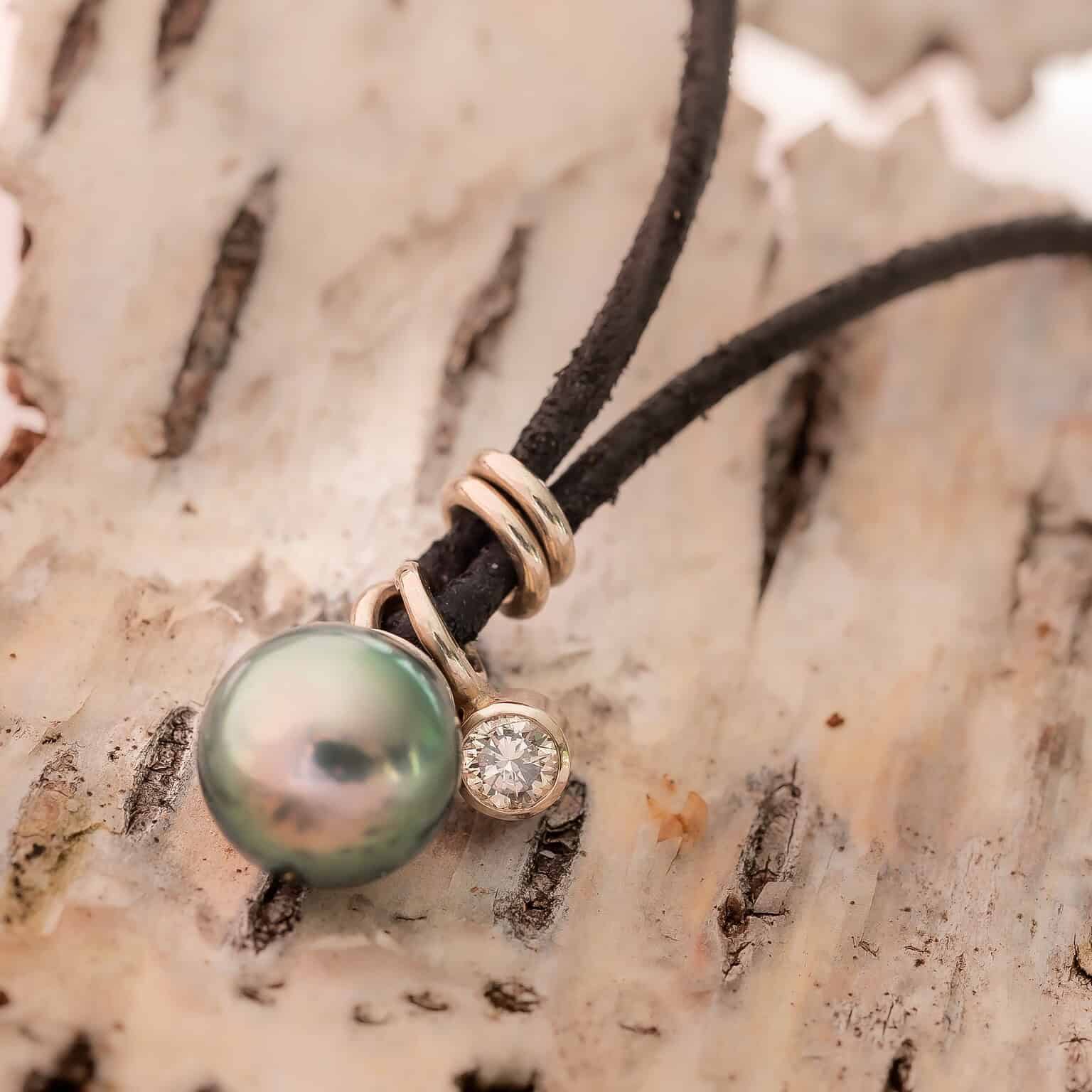 Collier – witgoud tahiti parel met briljant leer 1