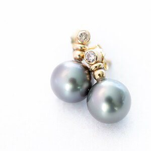 Gouden oorbellen met Tahiti parel en briljant.
