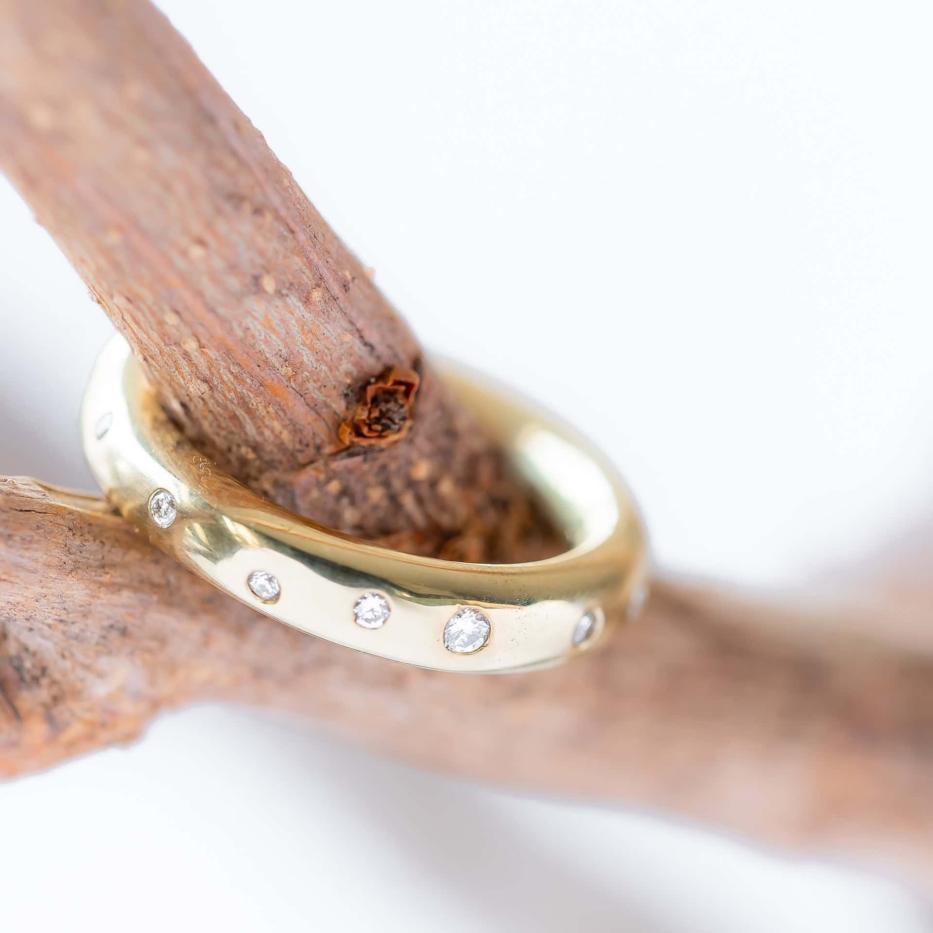 Gouden ring met briljanten. - Afbeelding 4