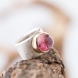One-of-a-kind! Brede ring met pink Toermalijn cabochon in gouden zetkast.