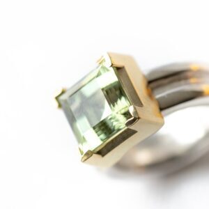 Statement piece! Zilverring met prasioliet in gouden zetkast.
