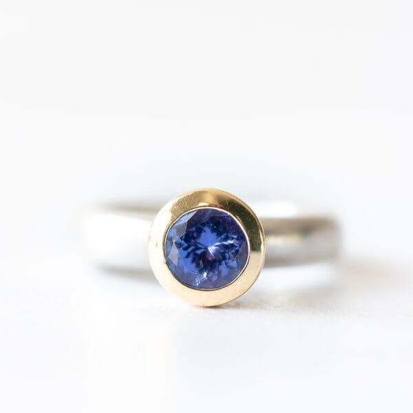 Zilver ring met diepblauwe tanzaniet in gouden zetkast. - Afbeelding 2