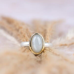 Ring met grijze maansteen in gouden zetkast