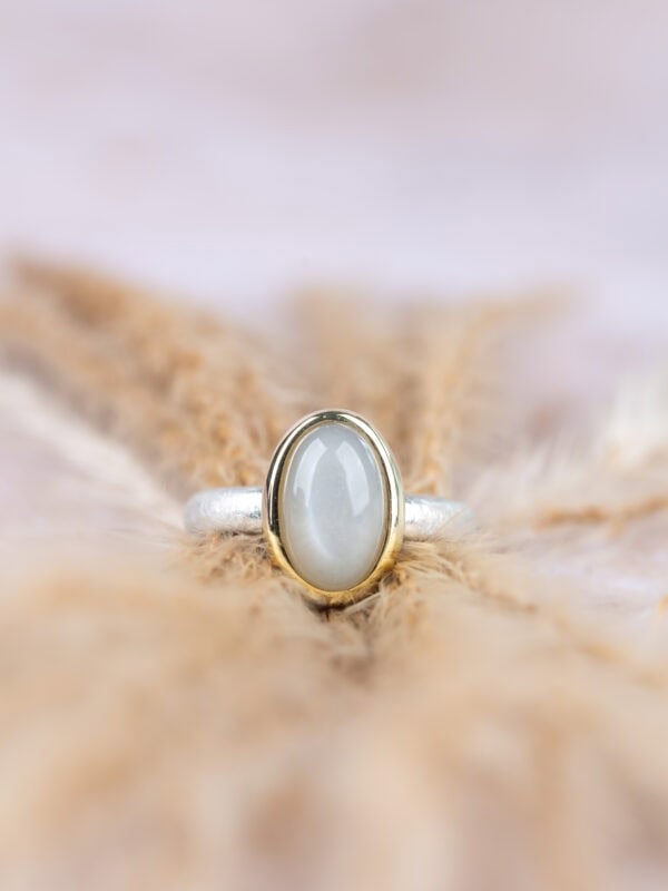 Ring met grijze maansteen in gouden zetkast