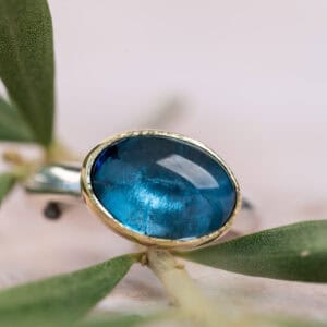 Ring met topaas in gouden zetkast
