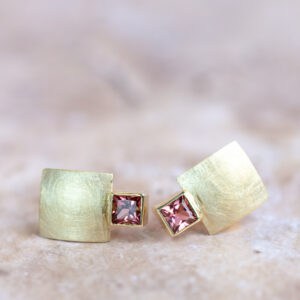Gouden oorbellen met pink toermalijn