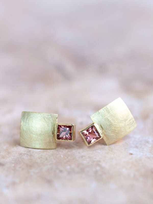Gouden oorbellen met pink toermalijn