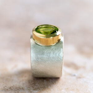 One-of-a-kind! Brede ring met peridoot in gouden zetkast.