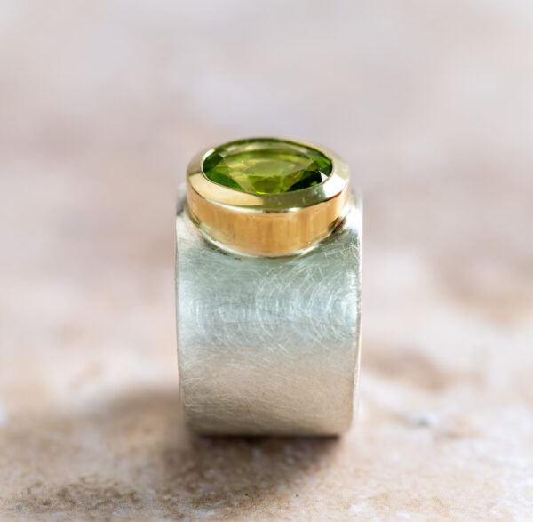 One-of-a-kind! Brede ring met peridoot in gouden zetkast.