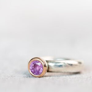 Zilver ring met pink saffier in roodgouden zetkast