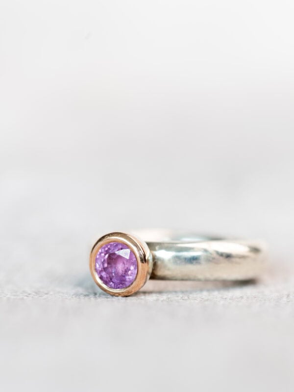 Zilver ring met pink saffier in roodgouden zetkast