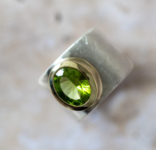 One-of-a-kind! Brede ring met peridoot in gouden zetkast. - Afbeelding 2