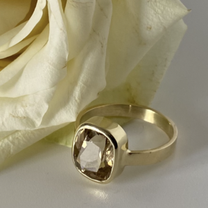 Understated Statement! Gouden ring met gele toermalijn.