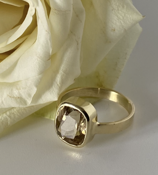 Understated Statement! Gouden ring met gele toermalijn.