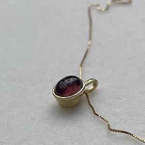 Gouden hanger met pink toermalijn cabochon.