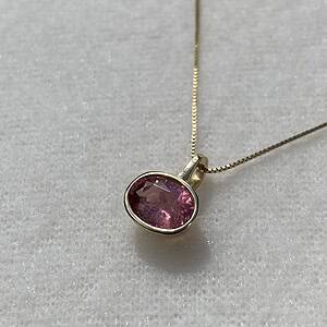 Gouden hanger met pink toermalijn.