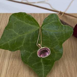 Gouden hanger met pink toermalijn.