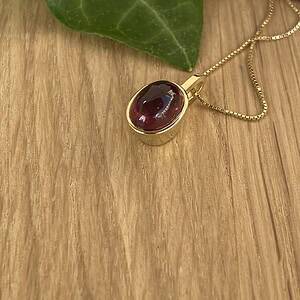 Gouden hanger met pink toermalijn cabochon.