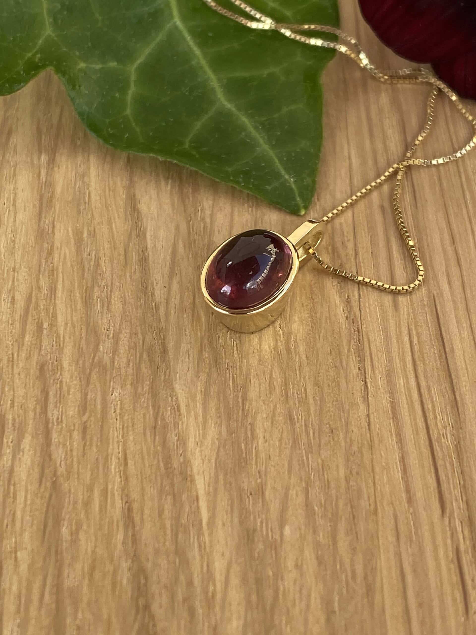 Gouden hanger met pink toermalijn cabochon.