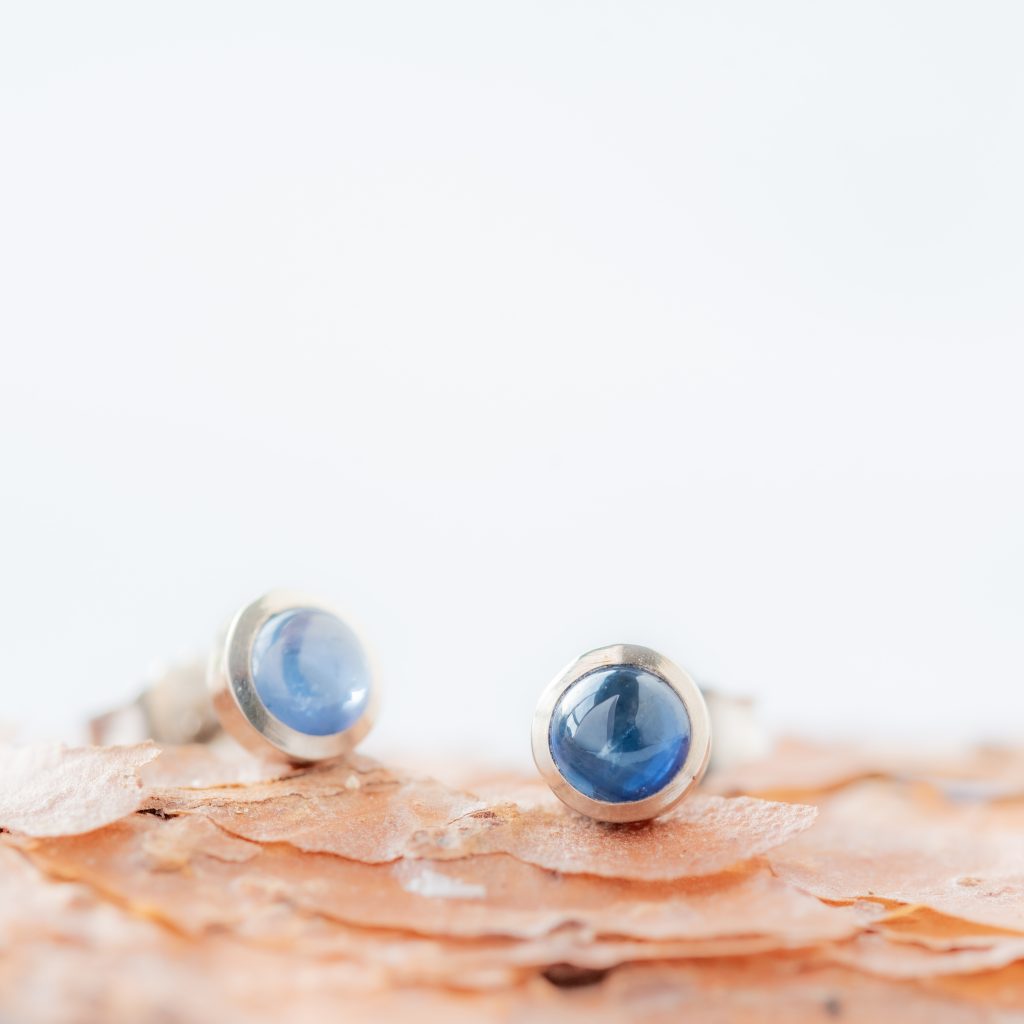 Oorbellen knopjeswitgoud saffier