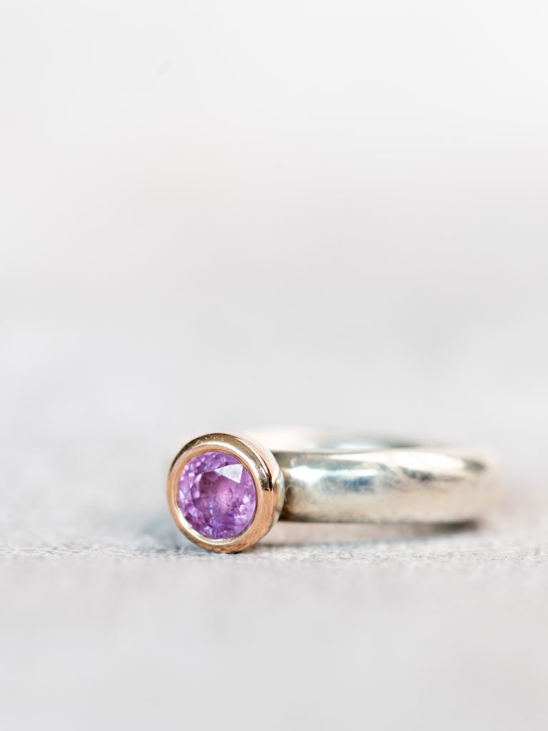 Ring zilver goud rosa saffier