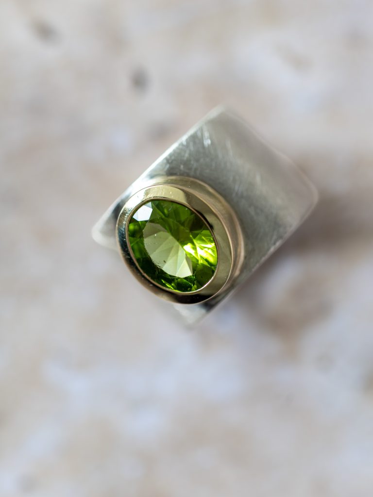 Ring zilver gouden zetting peridot